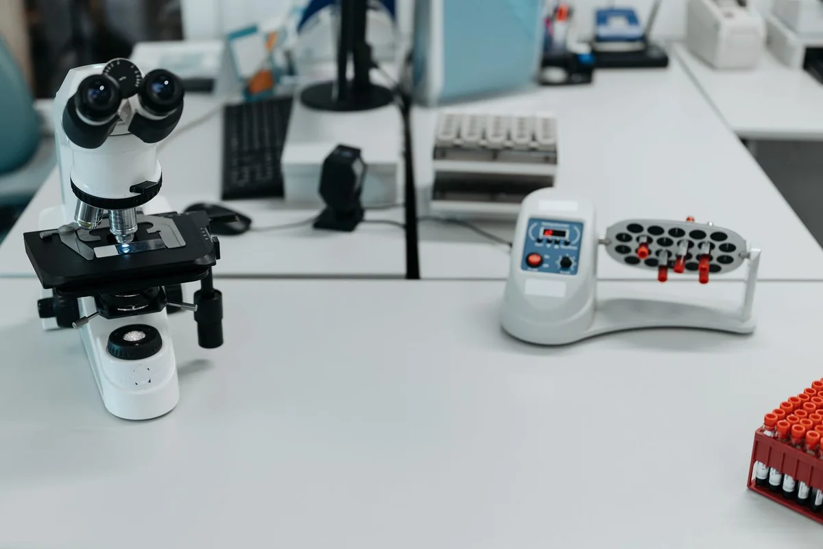 Microscopio y muestras en un laboratorio clínico