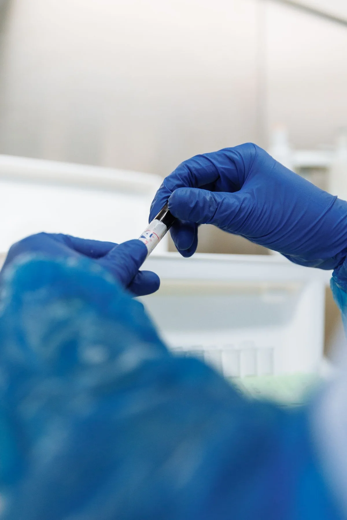 Personal de laboratorio manipulando un tubo de muestra