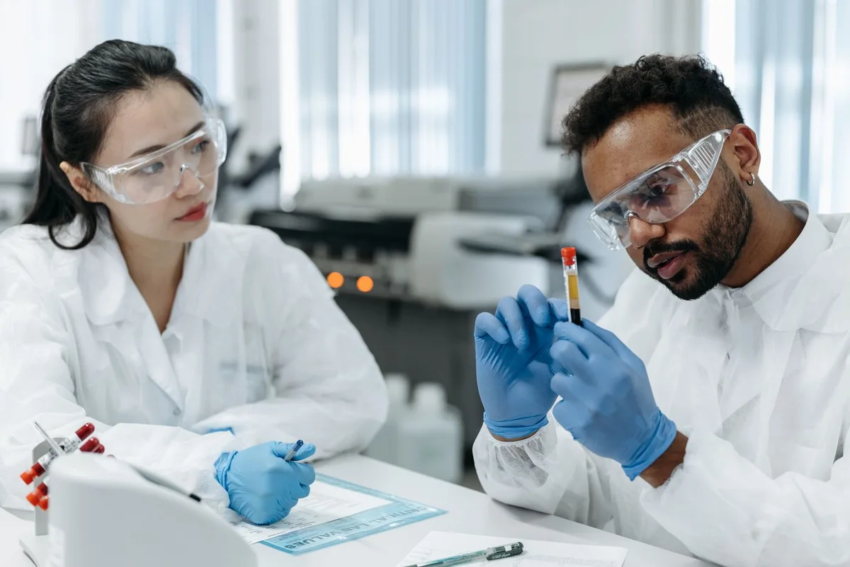 Profesionales de laboratorio examinando una muestra sanguínea